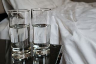 Pitný režim o 2 litrech vody denně je naprostý mýtus. Podle Japonců je to úplně jinak - Médium.cz